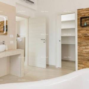 Prodaja Prekrasne vile sa bazenom, jaccuzzi-jem i pogledom na more, Fažana!