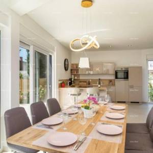 Prodaja Prekrasne vile sa bazenom, jaccuzzi-jem i pogledom na more, Fažana!