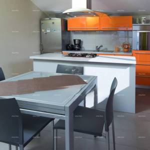 Prodaja - Prelijepa kuća s apartmanima i restoranom, Pula! Pogled na more!