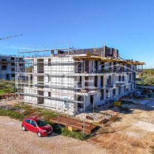 Istra, Tar – stan u novogradnji na trećem katu s krovnom terasom i pogledom na m