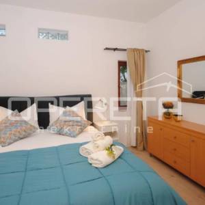 PRODAJA, Vis centar, novouređen 2BDR s velikom terasom