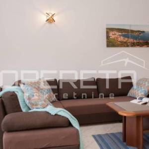 PRODAJA, Vis centar, novouređen 2BDR s velikom terasom