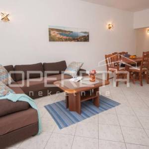 PRODAJA, Vis centar, novouređen 2BDR s velikom terasom