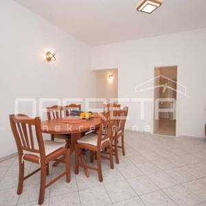 PRODAJA, Vis centar, novouređen 2BDR s velikom terasom