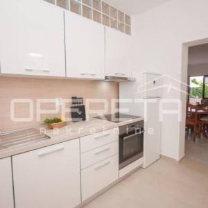 PRODAJA, Vis centar, novouređen 2BDR s velikom terasom