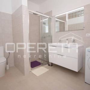 PRODAJA, Vis centar, novouređen 2BDR s velikom terasom