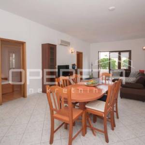 PRODAJA, Vis centar, novouređen 2BDR s velikom terasom