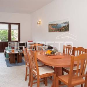 PRODAJA, Vis centar, novouređen 2BDR s velikom terasom