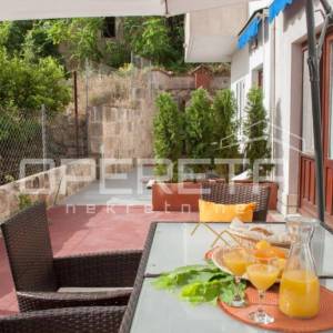 PRODAJA, Vis centar, novouređen 2BDR s velikom terasom