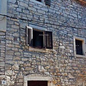 Prodaja stana u centru stare jezgre, Novigrad!