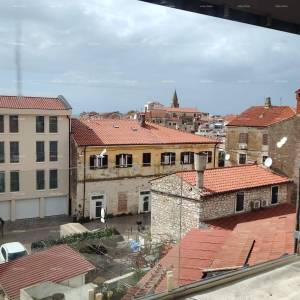 Prodaja stanova u stambeno-poslovnoj zgradi sa pogledom na more, centar Umaga! / S9a