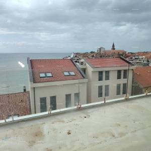 Prodaja stanova u stambeno-poslovnoj zgradi sa pogledom na more, centar Umaga! / S9a