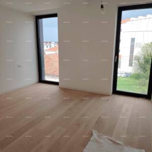 Prodaja stanova u stambeno-poslovnoj zgradi sa pogledom na more, centar Umaga! / S9a