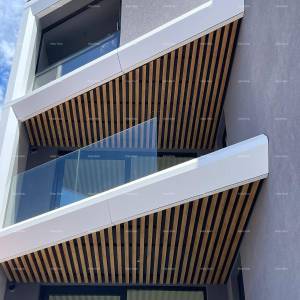 Prodaja stanova u stambeno-poslovnoj zgradi sa pogledom na more, centar Umaga! / S9a