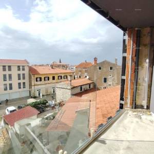 Prodaja stanova u stambeno-poslovnoj zgradi sa pogledom na more, centar Umaga! / S9a