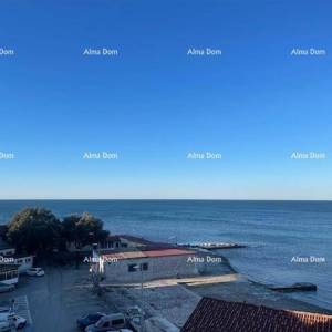 Prodaja stanova u stambeno-poslovnoj zgradi sa pogledom na more, centar Umaga! / S9a