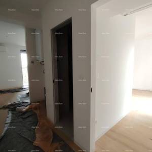 Prodaja stanova u stambeno-poslovnoj zgradi sa pogledom na more, centar Umaga! / S9a