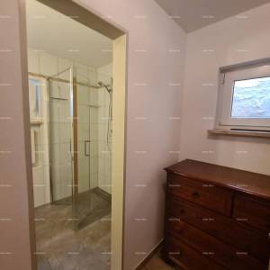 Prodaja velike stambene kuće, pogodne za investiciju, Medulin!