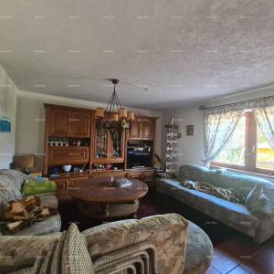 Prodaja velike stambene kuće, pogodne za investiciju, Medulin!