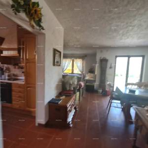 Prodaja velike stambene kuće, pogodne za investiciju, Medulin!