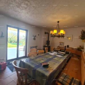 Prodaja velike stambene kuće, pogodne za investiciju, Medulin!