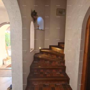 Prodaja velike stambene kuće, pogodne za investiciju, Medulin!