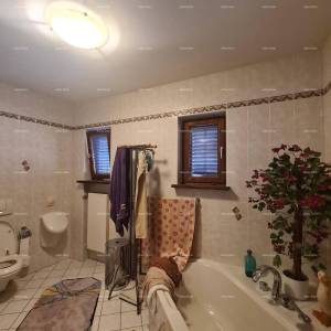 Prodaja velike stambene kuće, pogodne za investiciju, Medulin!