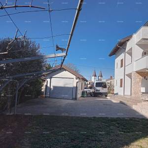 Prodaja velike stambene kuće, pogodne za investiciju, Medulin!