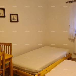 Prodaja velike stambene kuće, pogodne za investiciju, Medulin!