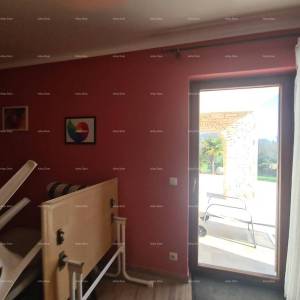 Prodaja velike stambene kuće, pogodne za investiciju, Medulin!