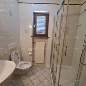 Prodaja velike stambene kuće, pogodne za investiciju, Medulin!