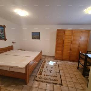 Prodaja velike stambene kuće, pogodne za investiciju, Medulin!