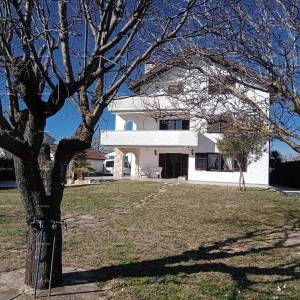 Prodaja velike stambene kuće, pogodne za investiciju, Medulin!