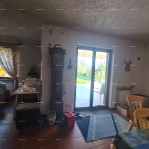 Prodaja velike stambene kuće, pogodne za investiciju, Medulin!