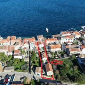 PRODAJA, VIS, POSJED SA DVIJE LUKSUZNE KUĆE I BAZENOM