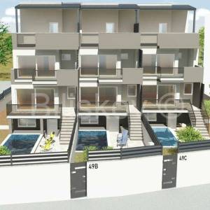 Prodaja,kuća u nizu s liftom i bazenom,100m od mora