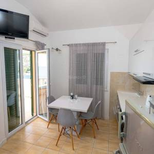 Prodaja,opremljena apartmanska kuća s pogledom na more