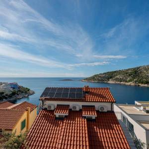 Prodaja,opremljena apartmanska kuća s pogledom na more