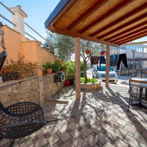 Prodaja,opremljena apartmanska kuća s pogledom na more