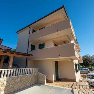 Prodaja,opremljena apartmanska kuća s pogledom na more