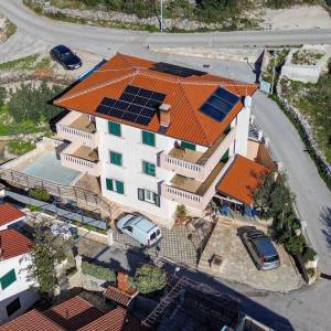 Prodaja,opremljena apartmanska kuća s pogledom na more