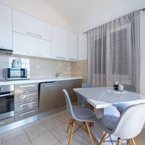 Prodaja,opremljena apartmanska kuća s pogledom na more