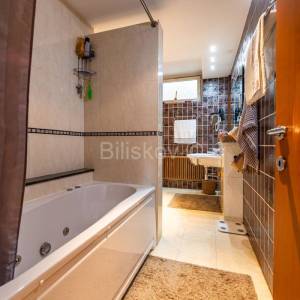 Prodaja,Pantovčak,peterosoban stan sa garsonjerom, vrt, garaža