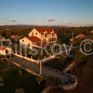 Prodaja,Prostrana kuća s bazenom i saunom kod Šibenika