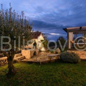 Prodaja,Prostrana kuća s bazenom i saunom kod Šibenika