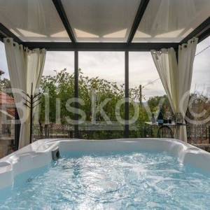 Prodaja,Prostrana kuća s bazenom i saunom kod Šibenika