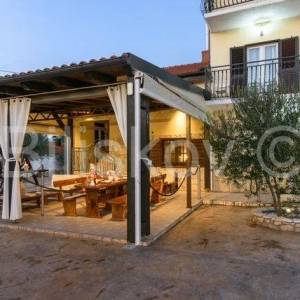 Prodaja,Prostrana kuća s bazenom i saunom kod Šibenika