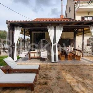 Prodaja,Prostrana kuća s bazenom i saunom kod Šibenika