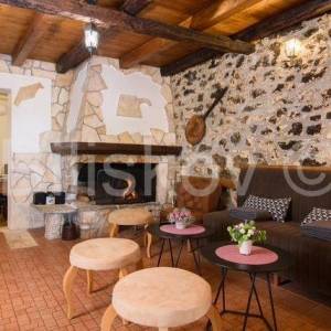 Prodaja,Prostrana kuća s bazenom i saunom kod Šibenika