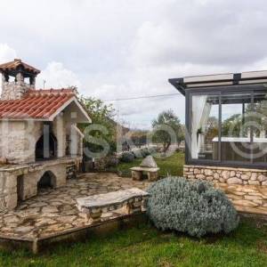 Prodaja,Prostrana kuća s bazenom i saunom kod Šibenika